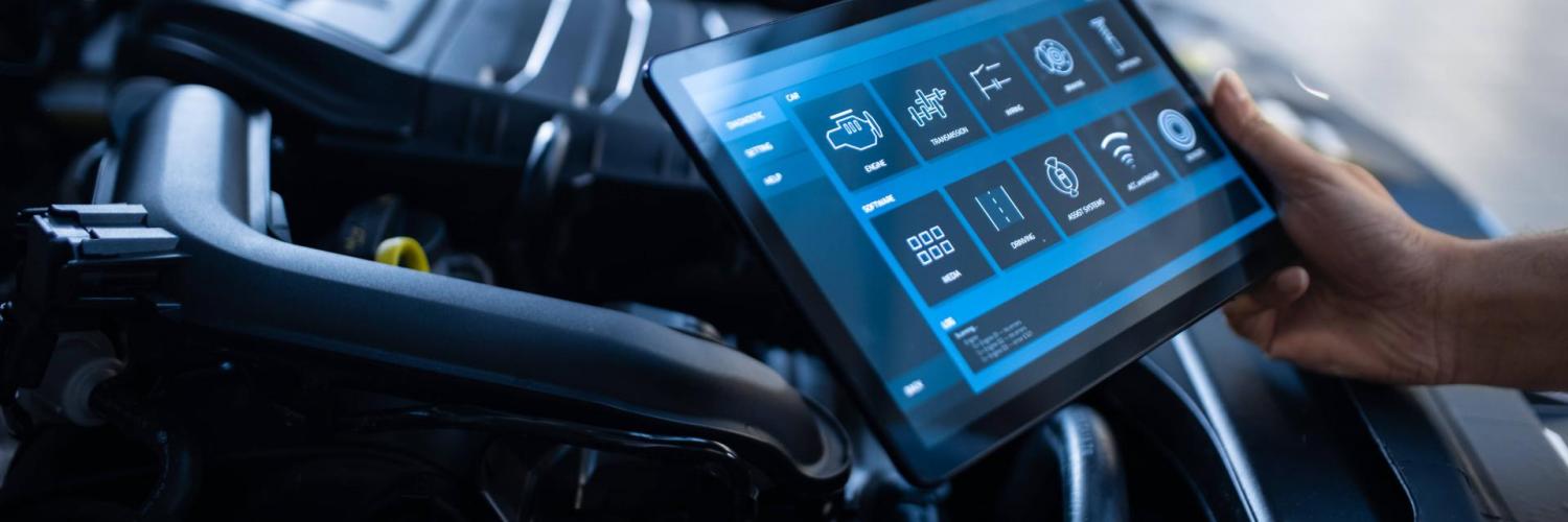 Car Service Manager ou mecânico usa um computador tablet com um software de diagnóstico interativo futurista. Especialista em inspeção do veículo para encontrar componentes quebrados no motor